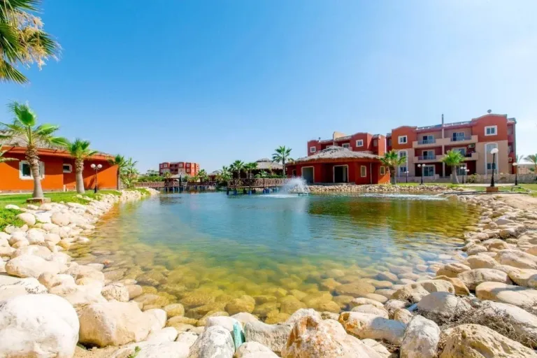 خطط تقسيط مرنة فى منتجعات الساحل الشمالي 2026 4 قرية بانجلاوز