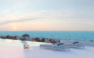 مقارنة شاملة بين قرى البحر الأحمر وقرى البحر المتوسط 2025– أيهما أنسب لك؟